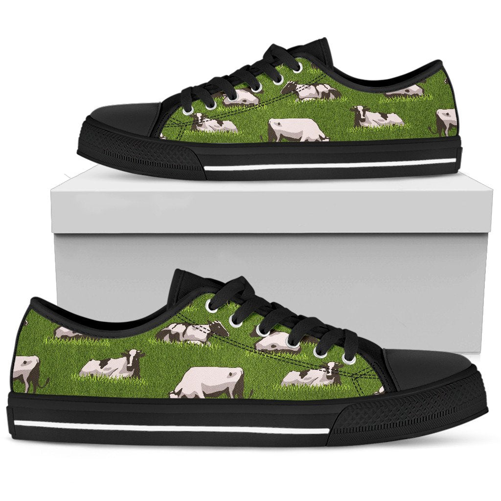 Cow On Green Grass Pattern Print Men's Low Top Shoes