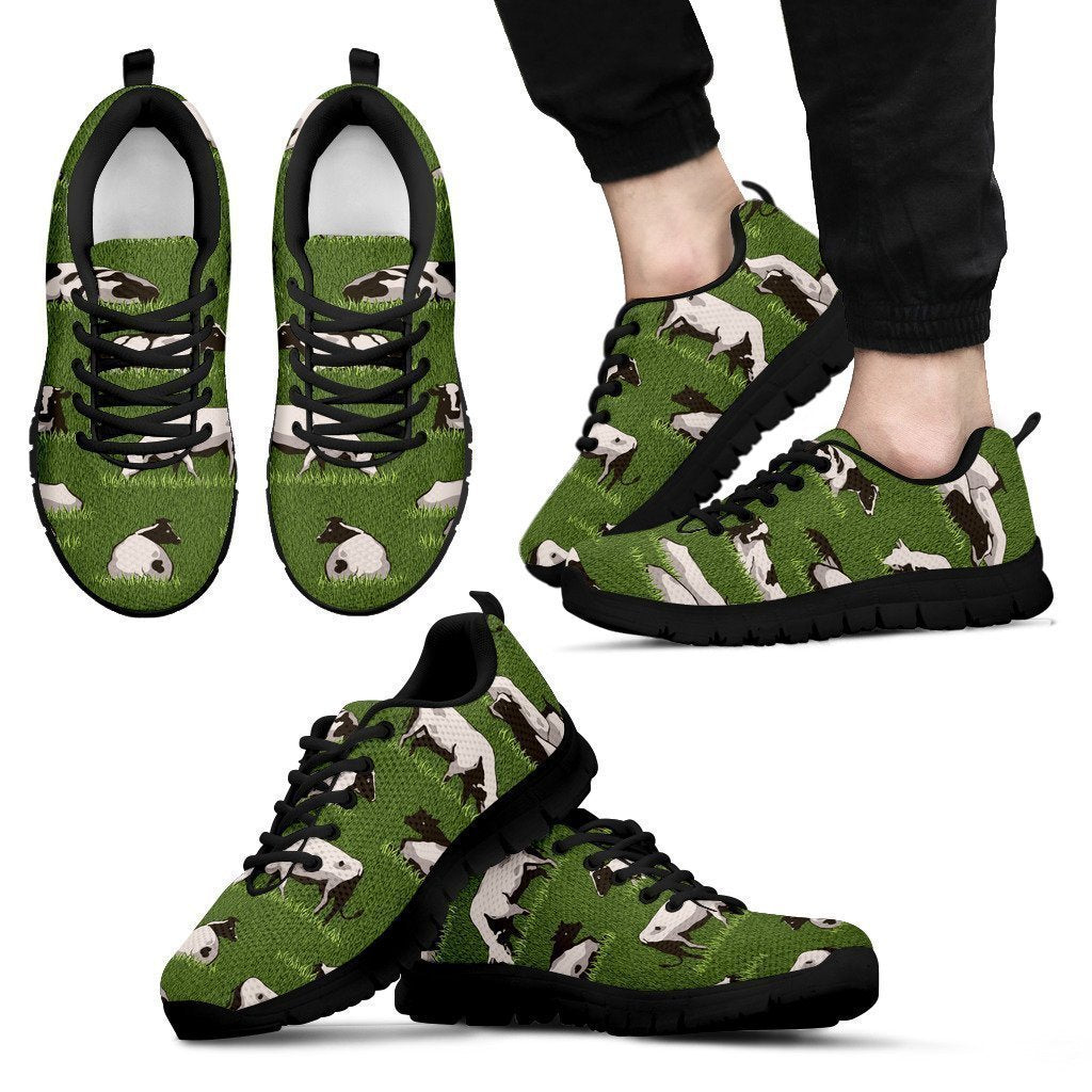 Cow On Green Grass Pattern Print Men's Sneakers