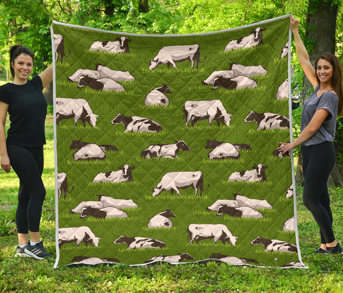 Cow On Green Grass Pattern Print Quilt